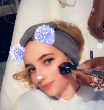 48037530-0-Emma-Roberts-FORMA