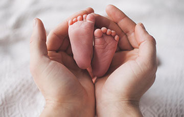 mother holding her baby's feet-1