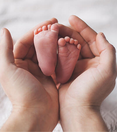 mother holding her baby's feet-2