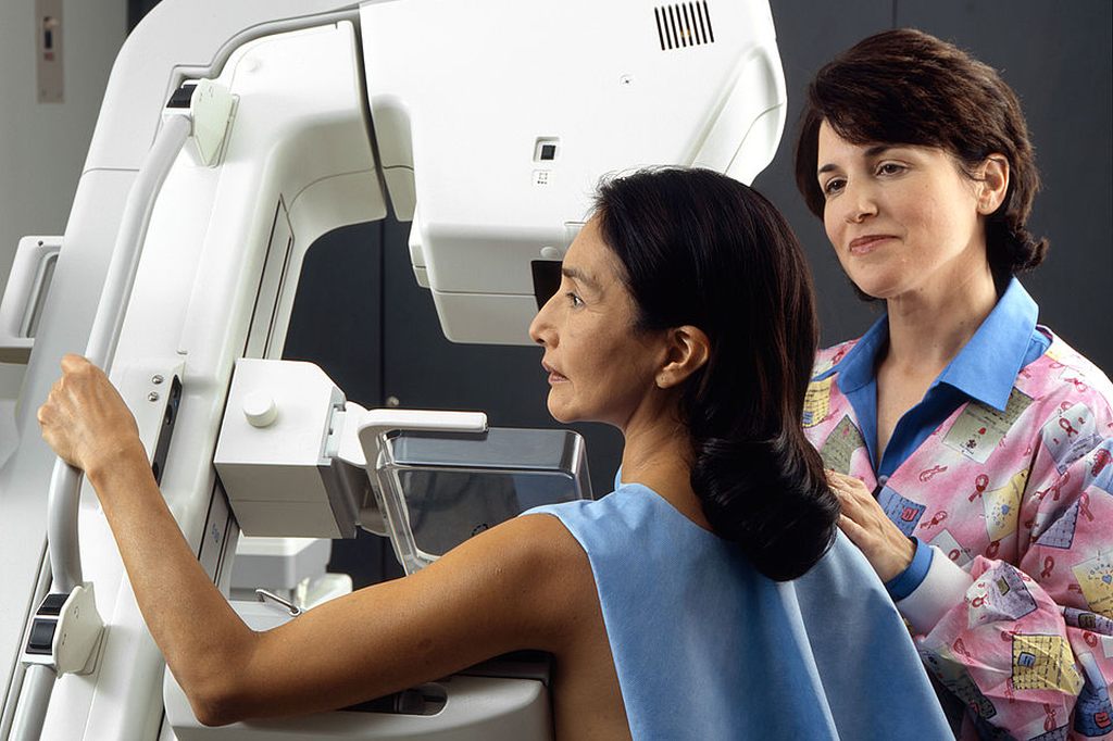 Woman_receives_mammogram