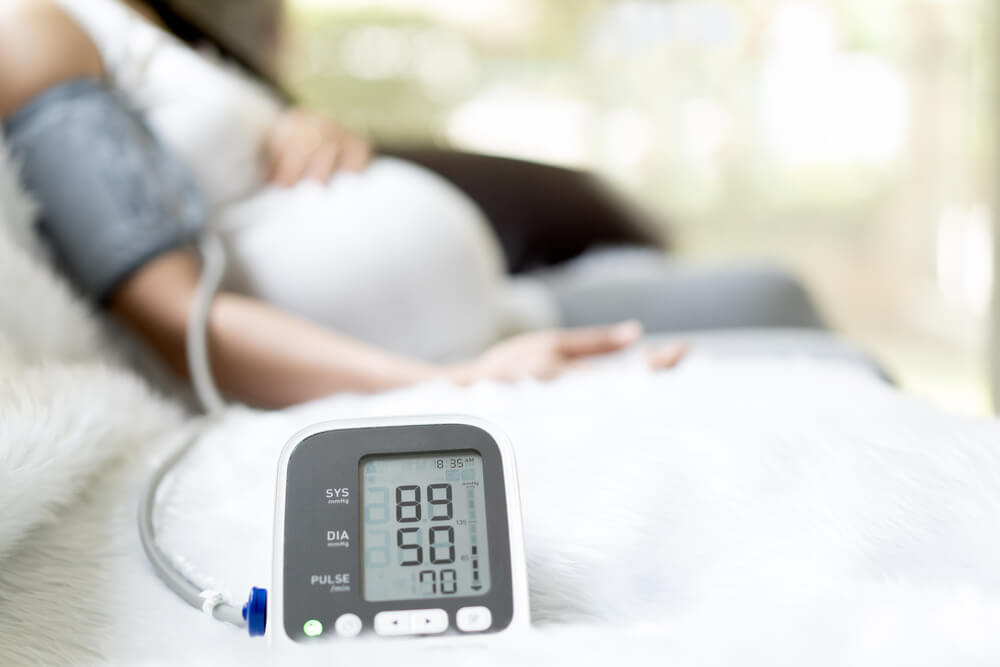 Pregnant Woman Monitors Blood Pressure to Prevent Hypertension During Pregnancy
