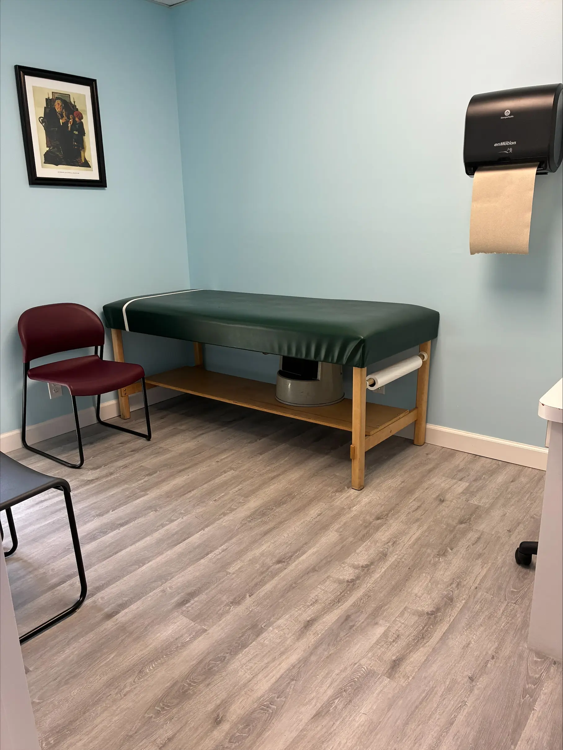 pediatric-exam-room-green-table