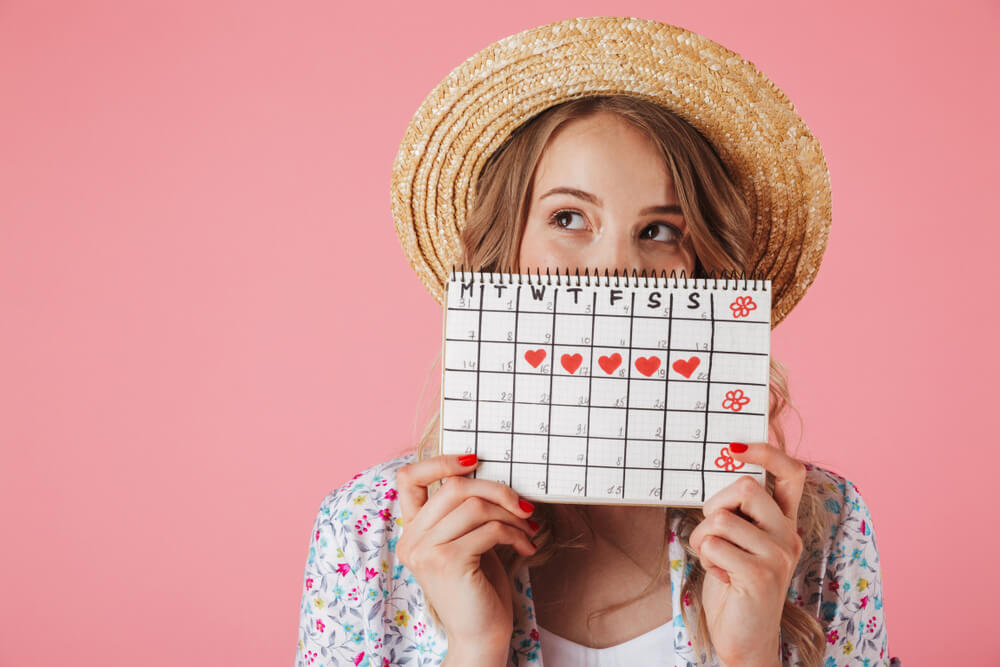 holding women's period calendar